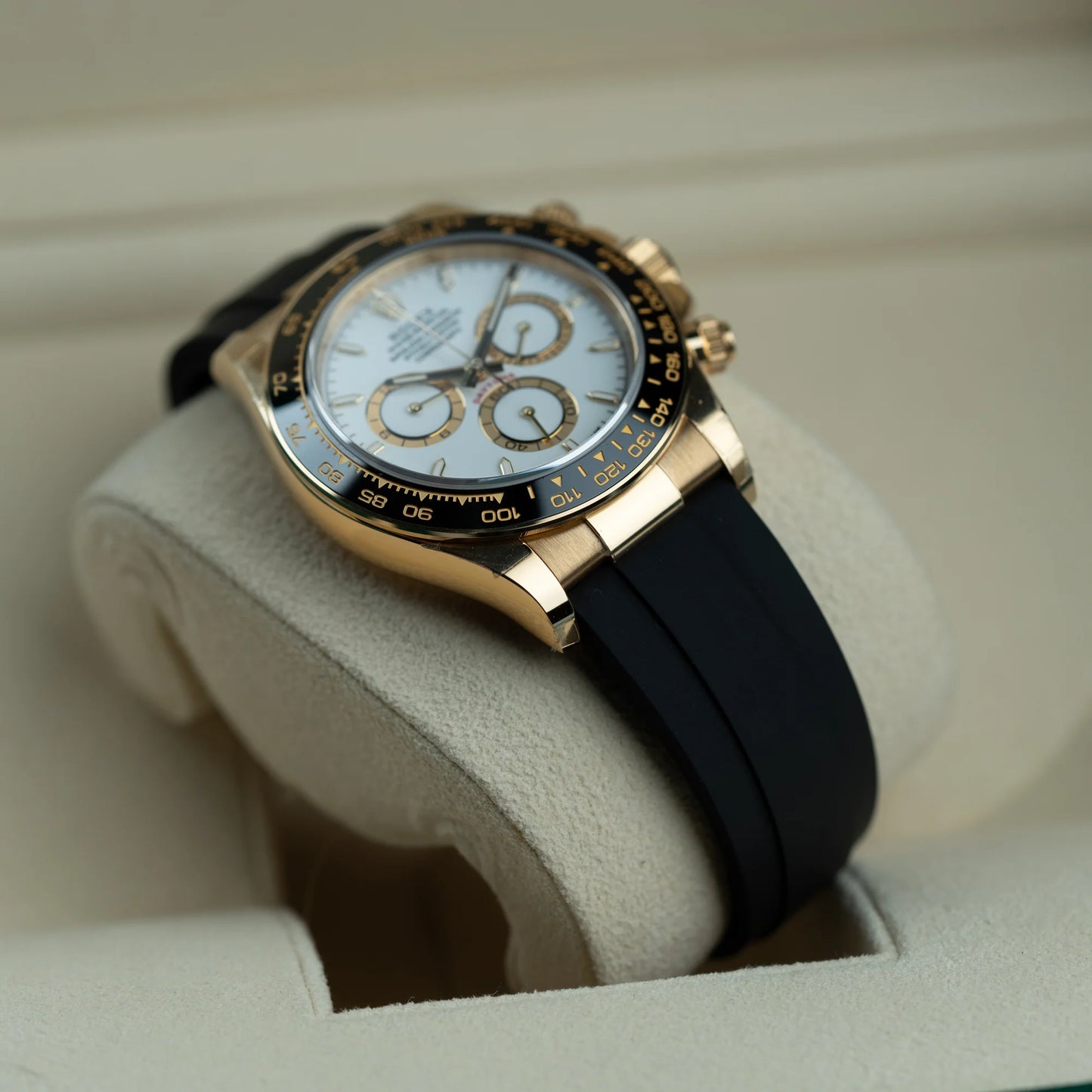 Rolex Daytona chronographs In Golden R011